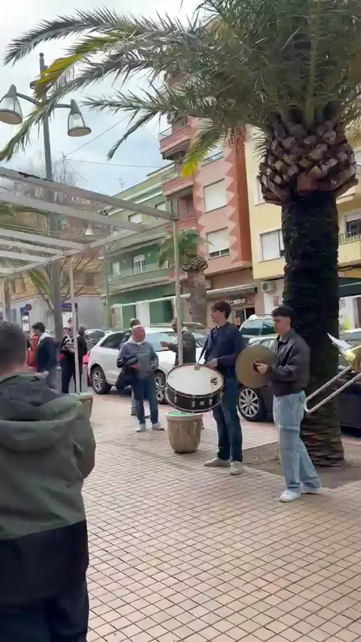 La Clandestina actuando en una despedida