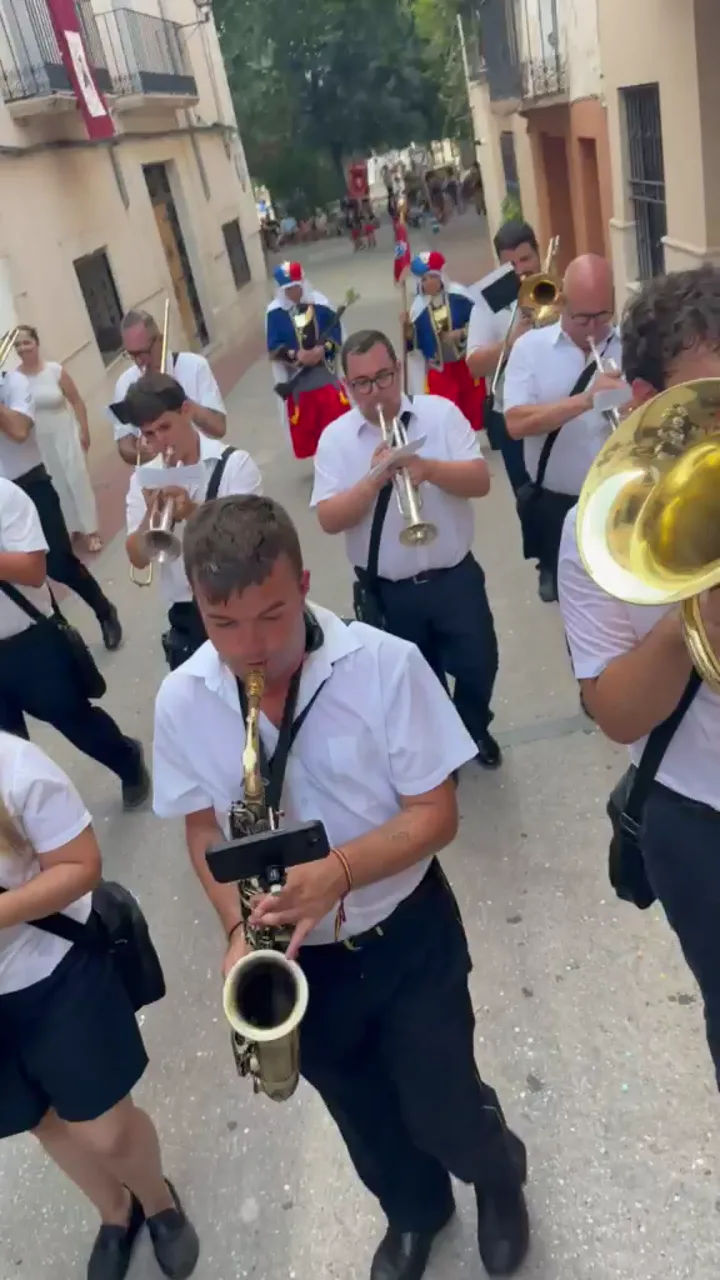 La Clandestina tocando durante un pasacalle